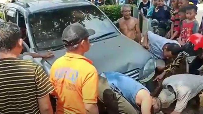 Sopir Kelelahan, Daihatsu Taruna Terbang Tabrak Warung dan Motor di Pasuruan