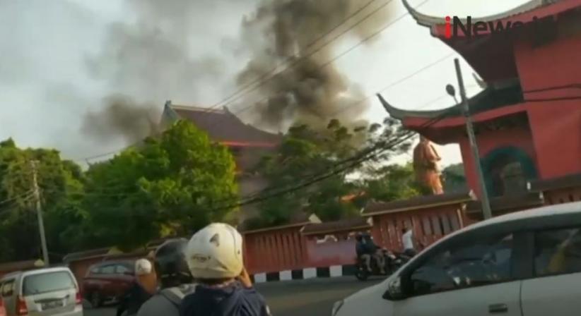 Video Rumah Lilin Kelenteng Sam Poo Kong di Semarang Terbakar
