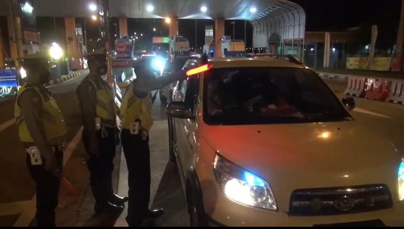 title Arus Balik Lebaran, Ratusan Kendaraan Diputar Balik di Gerbang Tol Pejagan Brebes Arus Balik Lebaran, Ratusan Kendaraan Diputar Balik di Gerbang Tol Pejagan Brebes
