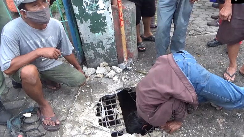 title Main Hujan Bareng Kakak, Balita di Lampung Hilang Masuk ke Parit Main Hujan Bareng Kakak, Balita di Lampung Hilang Masuk ke Parit