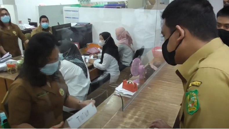 Sidak PascaLebaran, Bobby Nasution Temukan Loket Layanan Disdukcapil Masih Tutup