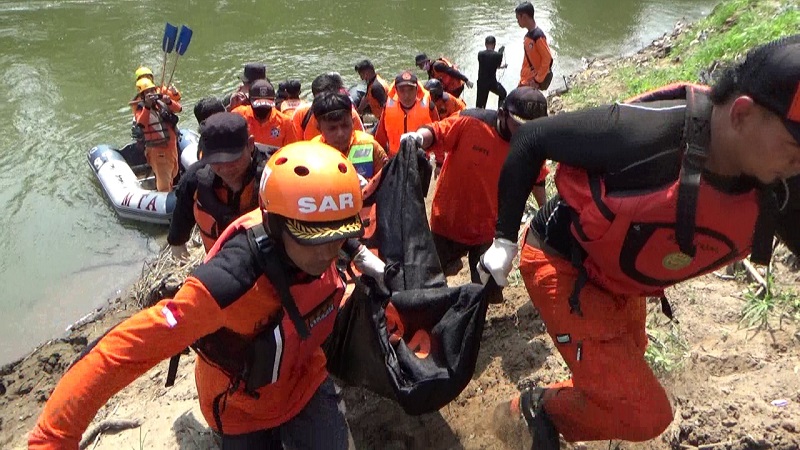 Jatuh Terpeleset, Bocah SMP di Ngawi Tewas Tenggelam di Sungai 
