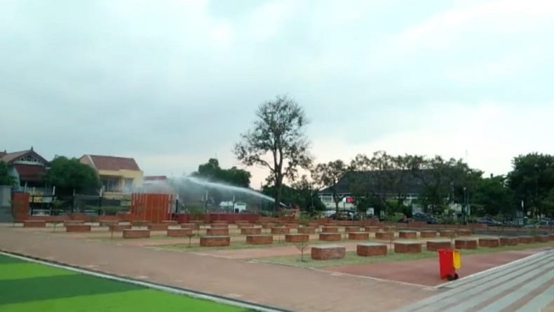 Cegah Klater Covid-19 Alun-alun Majalengka, Pemda Semprotkan Disinfektan Setiap Hari