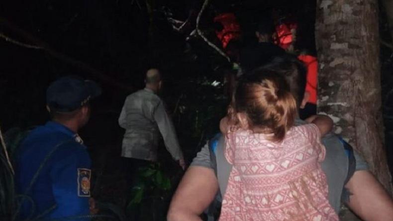 Terjebak Luapan Sungai, Sekeluarga di Aceh Besar Dievakuasi Petugas Penyelamat