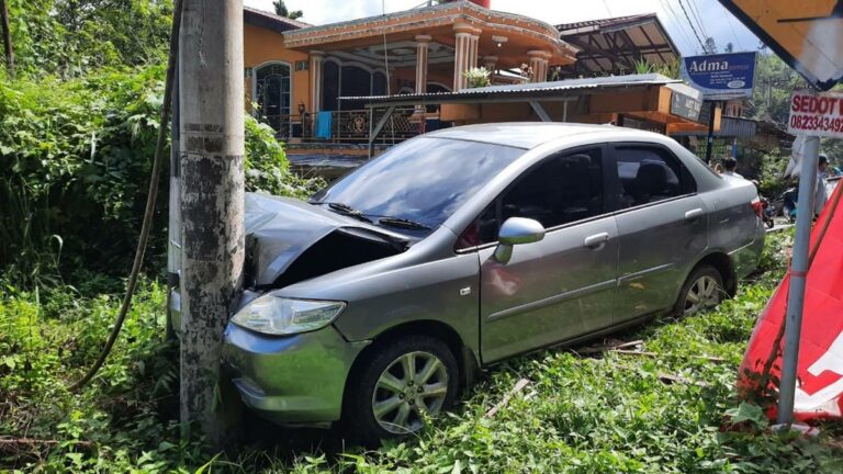 Sopir Ketiduran, Sedan di Sawahlunto Ringsek Cium Tiang Listrik