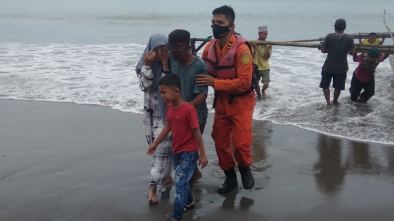 Sempat Hilang Dihantam Badai, Pencari Kepiting di Sumbar Ditemukan Selamat