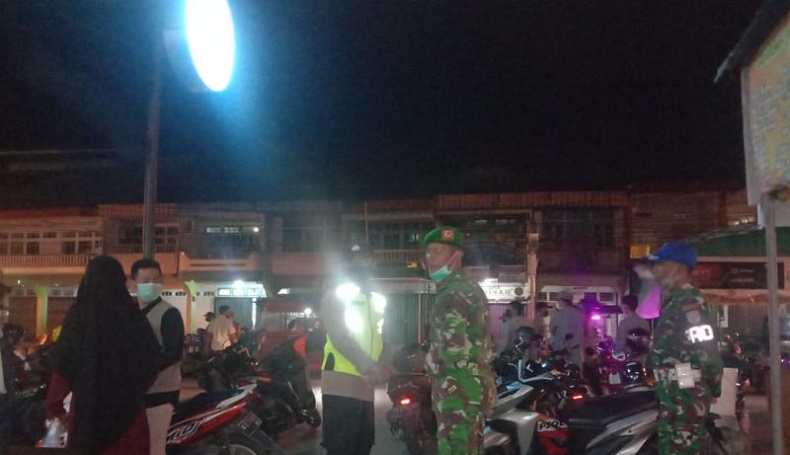 title Satgas Covid-19 Pemangkat Razia Warkop, Warga Langgar Prokes Disuruh Pulang Satgas Covid-19 Pemangkat Razia Warkop, Warga Langgar Prokes Disuruh Pulang