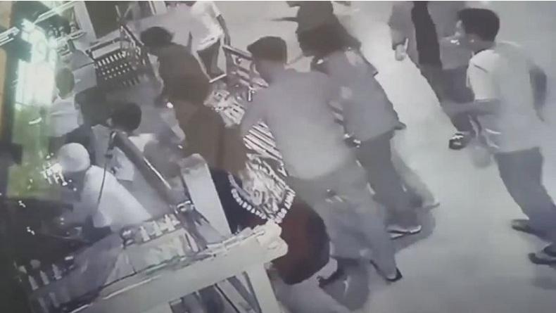 title Terekam CCTV 2 Pria di Tanjungbalai Dikeroyok Puluhan Orang, 1 Tewas Terekam CCTV 2 Pria di Tanjungbalai Dikeroyok Puluhan Orang, 1 Tewas