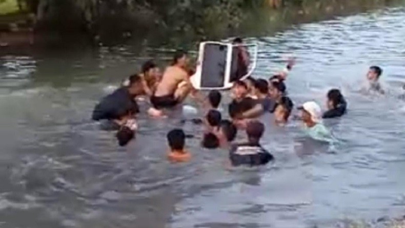 Pikap Angkut Sembilan Orang Tercemplung di Saluran Irigasi Karawang, Satu Tewas