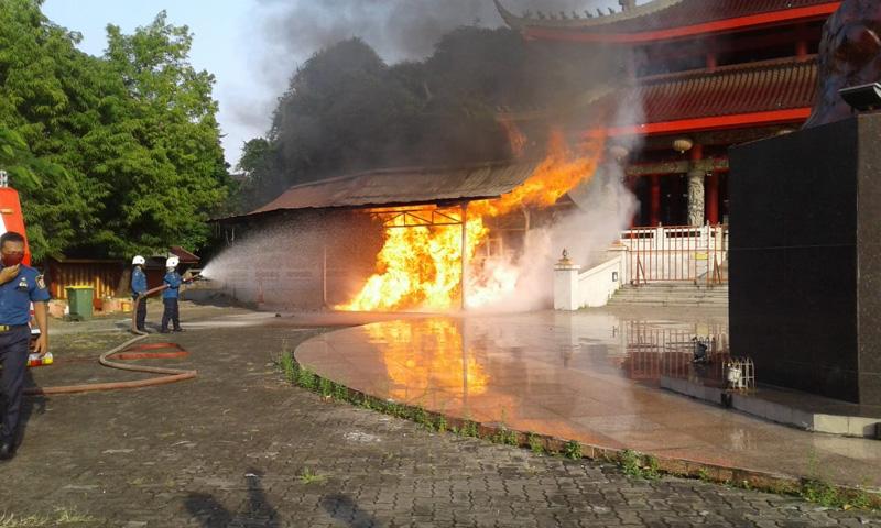 Kebakaran Rumah Lilin di Kelenteng Sam Poo Kong akibat Tiupan Angin Kencang