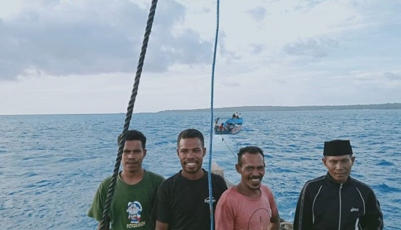 title Kapal Patah Kemudi, 4 Warga Tual Dievakuasi di Perairan Pulau Godan Kapal Patah Kemudi, 4 Warga Tual Dievakuasi di Perairan Pulau Godan