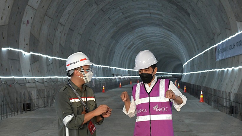 Presiden Jokowi Tinjau Pembangunan Tunnel Kereta Cepat Jakarta-Bandung - Bagian 2