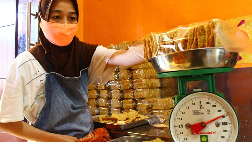 Imbas Larangan Mudik, Pengusaha Keripik Tempe Malang Kurangi Produksi - Bagian 1