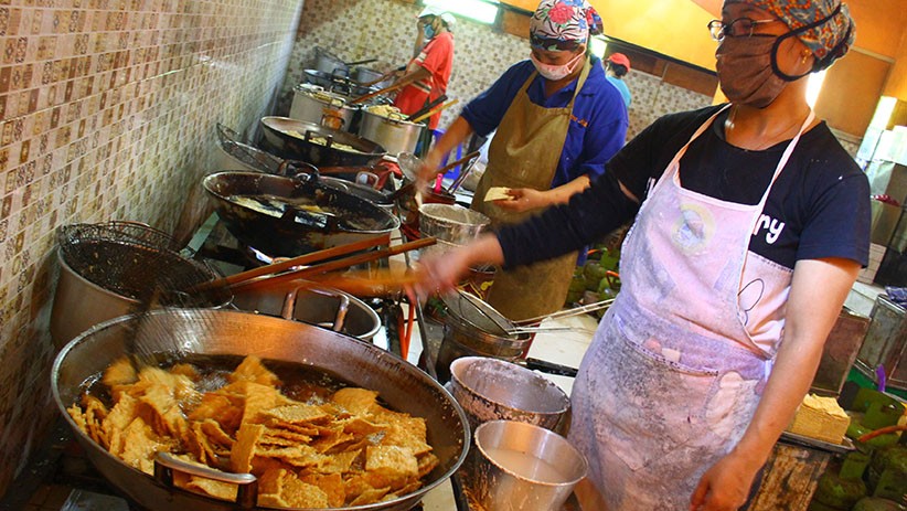 Imbas Larangan Mudik, Pengusaha Keripik Tempe Malang Kurangi Produksi - Bagian 2