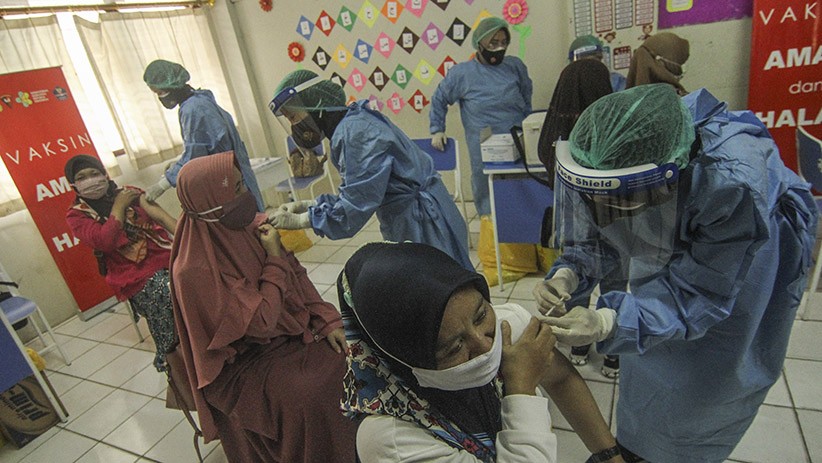 2.000 Guru Jalani Vaksinasi Covid-19 Massal di Depok - Bagian 1