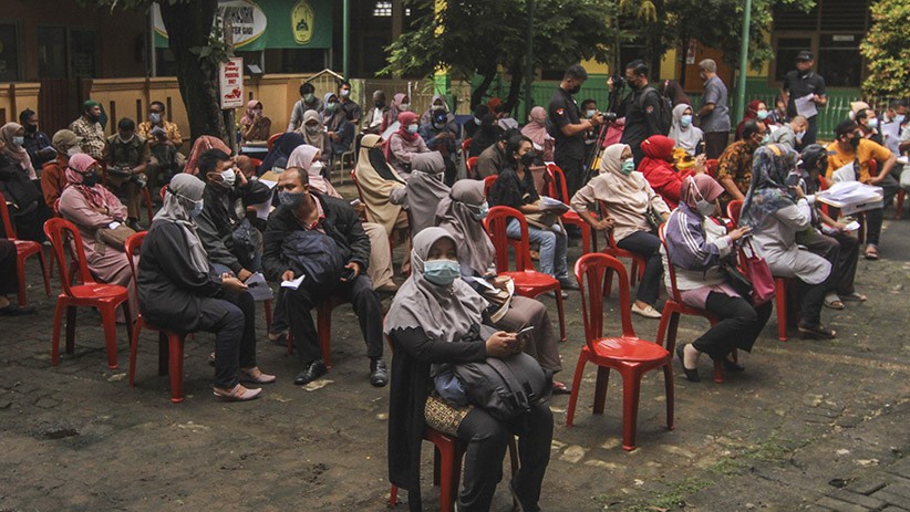 2.000 Guru Jalani Vaksinasi Covid-19 Massal di Depok - Bagian 2