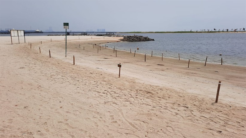 Penampakan Pantai Ancol Dipasang Pagar, Pengunjung Dilarang Berenang - Bagian 2