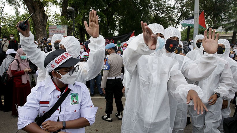 Polisi Pakai Baju Hazmat Bantu Pengamanan Unjuk Rasa - Bagian 2
