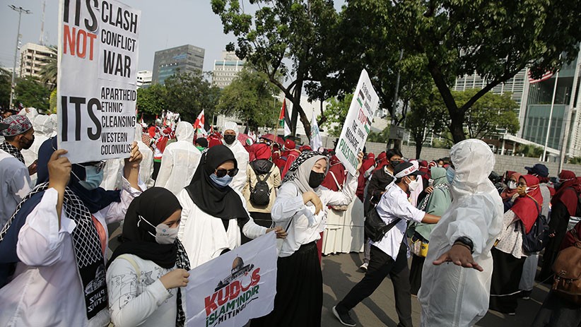 Polisi Pakai Baju Hazmat Bantu Pengamanan Unjuk Rasa - Bagian 3