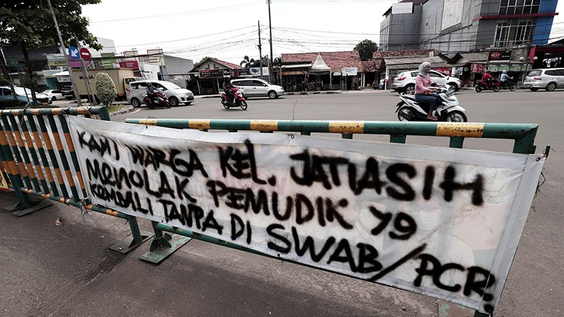 Warga Jatiasih Pasang Spanduk Tolak Pemudik Tanpa Surat Negatif Covid-19  - Bagian 2