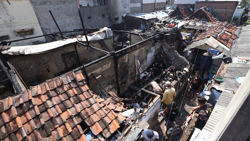 Ditinggal Mudik, 15 Rumah Petak di Surabaya Ludes Terbakar - Bagian 2