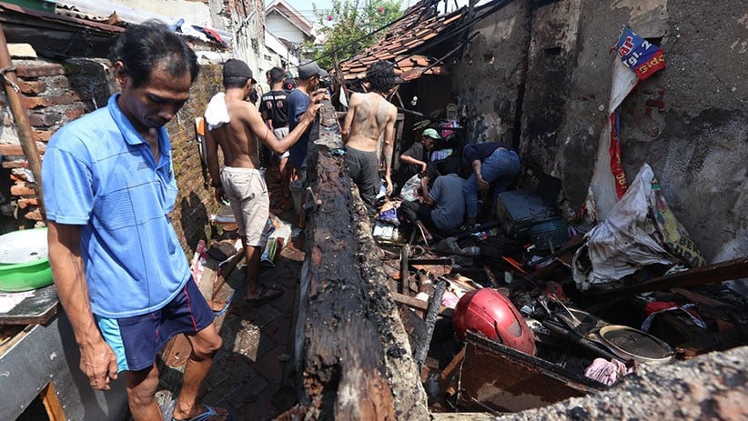 Ditinggal Mudik, 15 Rumah Petak di Surabaya Ludes Terbakar - Bagian 3