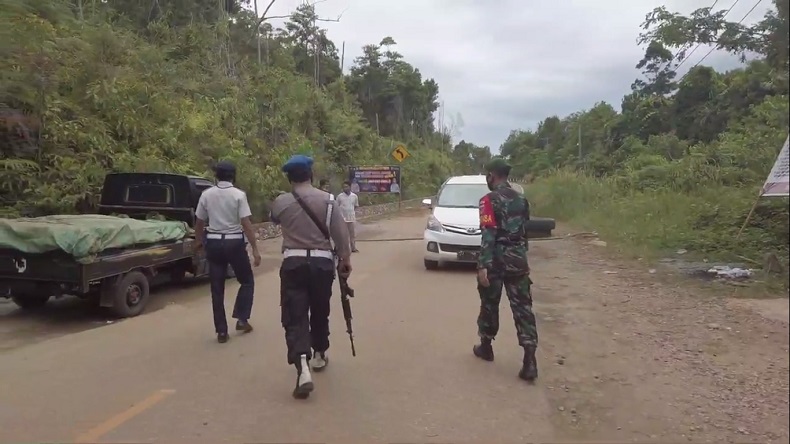 Pasukan TNI Polri Bersenjata Lengkap Periksa Kendaraan Masuk Maybrat