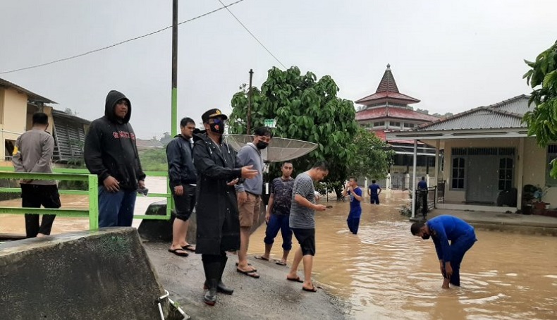 title Banjir Surut di Kampung Ulu Bergantung Air Laut Banjir Surut di Kampung Ulu Bergantung Air Laut