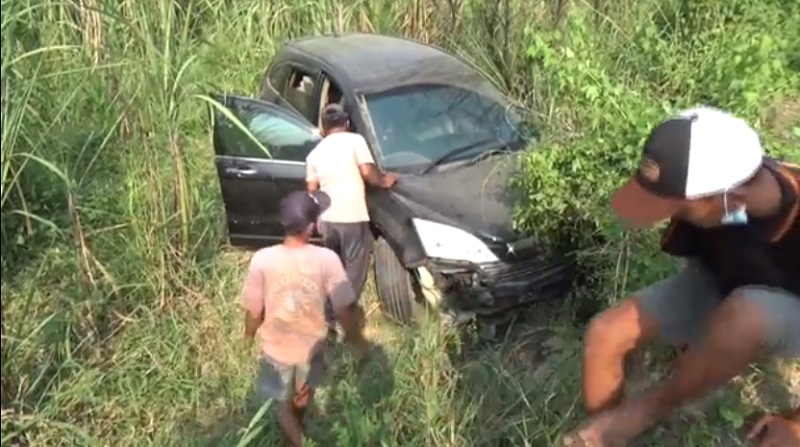  Oleng  Mobil Rombongan Pemudik asal  Madura Terjun ke Sawah 