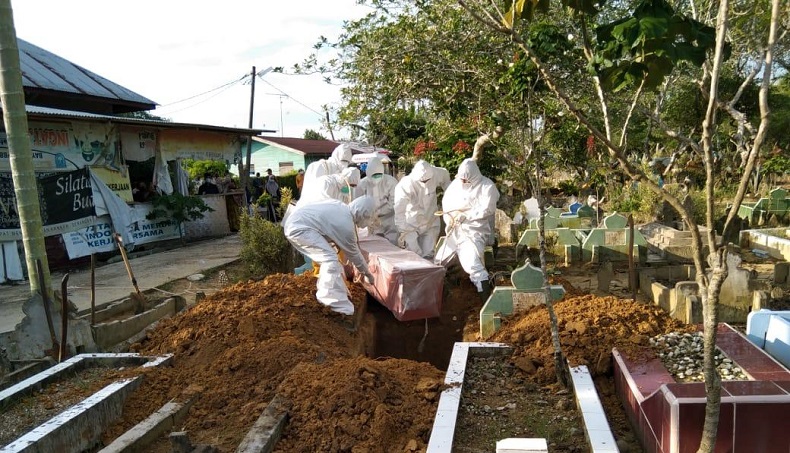 Babinsa dan Bhabinkamtibmas Kawal Pemakaman 4 Pasien Covid-19 di Langsa