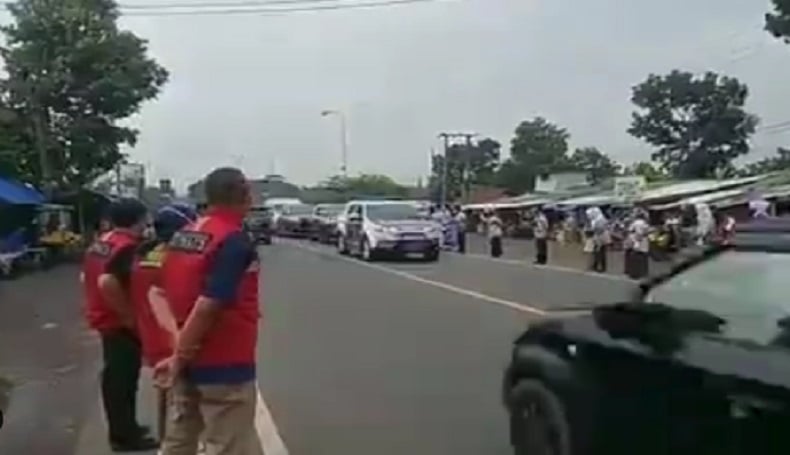 title Rombongan Bupati dan Wabup Cianjur Disambut Warga, Netizen : Bikin Macet Pak! Rombongan Bupati dan Wabup Cianjur Disambut Warga, Netizen : Bikin Macet Pak!
