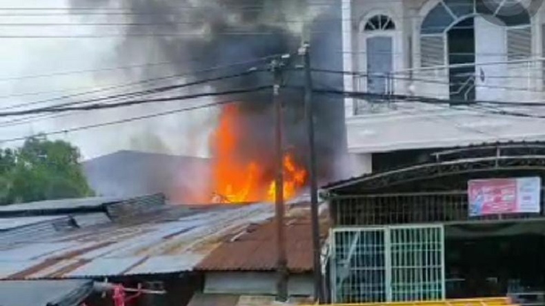 Ditinggal Pemilik, Rumah di Kompleks Pasar Pangkep Hangus Terbakar