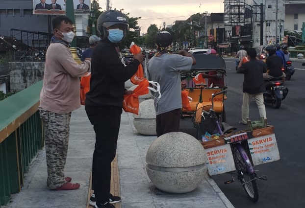 UKDW Peduli Bagikan 1.000 Nasi Bungkus untuk Pekerja Informal