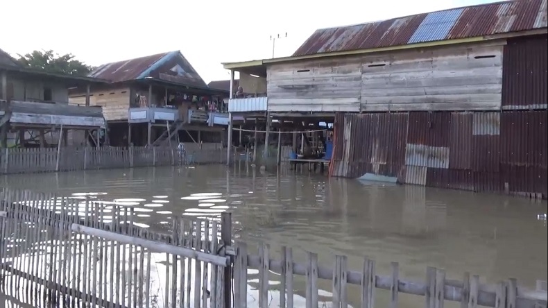 title Banjir hingga 1 Meter Rendam Wajo, Warga Keluhkan Krisis Air Bersih Banjir hingga 1 Meter Rendam Wajo, Warga Keluhkan Krisis Air Bersih