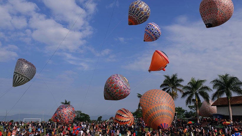 Warna-warni Balon Udara Hiasi Langit Wonosobo - Bagian 2
