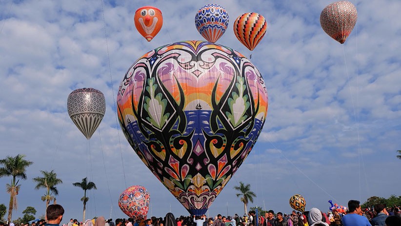 Warna-warni Balon Udara Hiasi Langit Wonosobo - Bagian 1