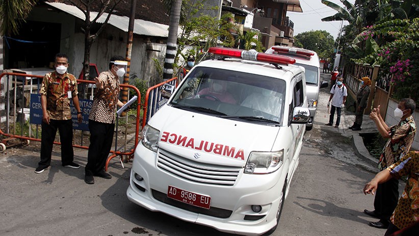 Klaster Bukber, Warga Solo Positif Covid-19 Dijemput Ambulans - Bagian 3