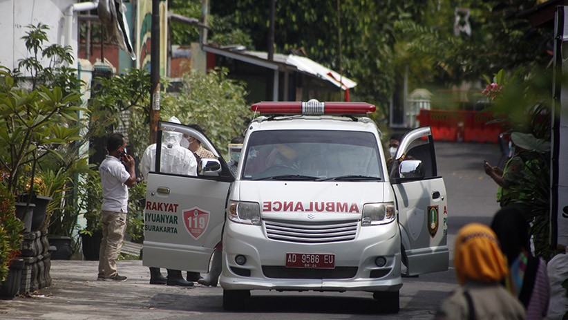 Klaster Bukber, Warga Solo Positif Covid-19 Dijemput Ambulans - Bagian 2