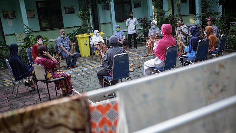 Lansia Latihan Bermain Angklung Mengisi Waktu Luang - Bagian 2