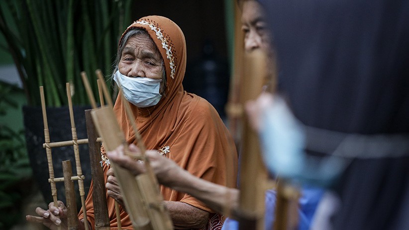 Lansia Latihan Bermain Angklung Mengisi Waktu Luang - Bagian 1