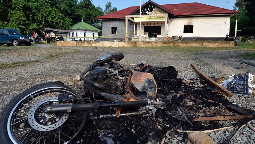 Penampakan Polsek Candipuro Dibakar Warga yang Kesal Banyak Begal Tak Terungkap - Bagian 2