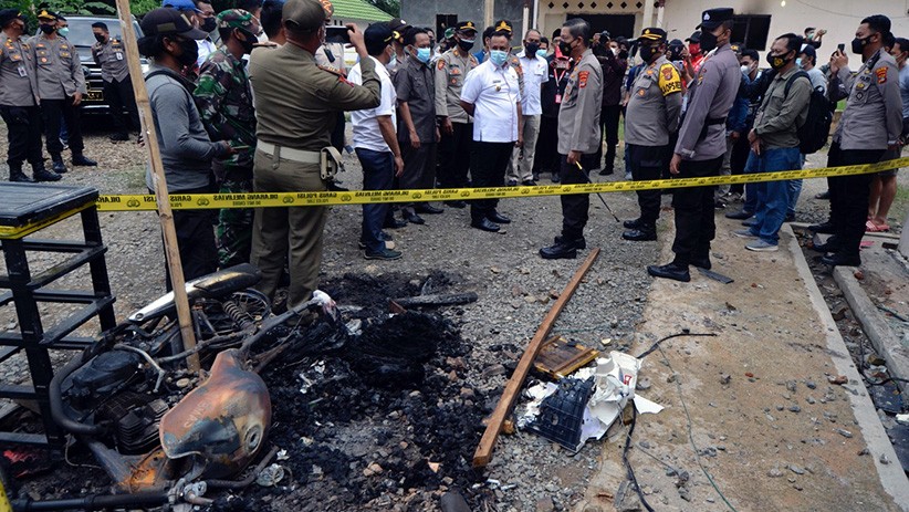 Penampakan Polsek Candipuro Dibakar Warga yang Kesal Banyak Begal Tak Terungkap - Bagian 1