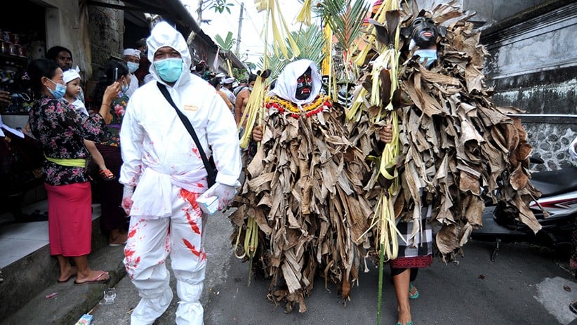 Ritual Ngerebeg, Warga Bali Keliling Kampung dengan Riasan Menyeramkan - Bagian 1