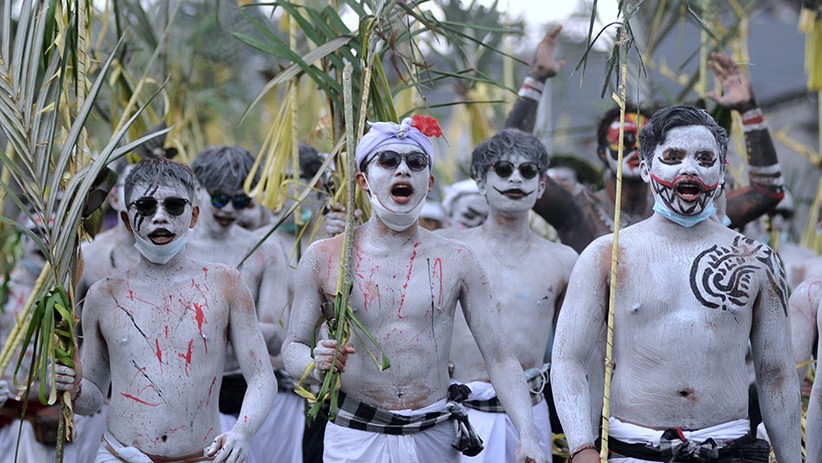Ritual Ngerebeg, Warga Bali Keliling Kampung dengan Riasan Menyeramkan - Bagian 3