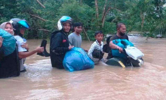 Terdampak Banjir, 128 Keluarga di Simeulue Dievakuasi Petugas