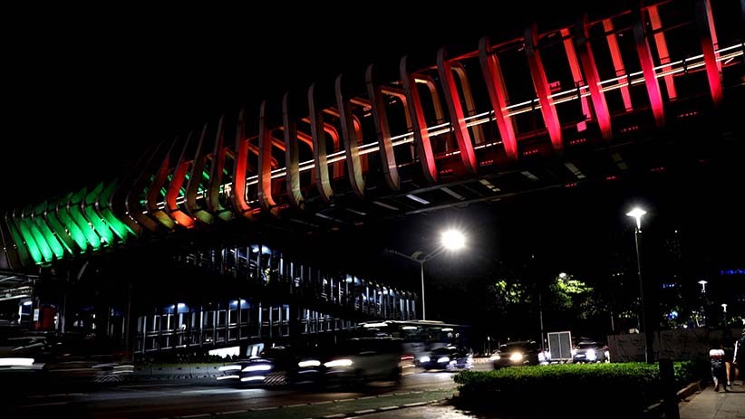 Jembatan Penyeberangan di Jakarta Dihiasi Lampu Berwarna Bendera Palestina - Bagian 3