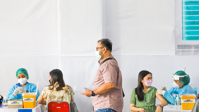 Potret Pekerja Swasta Ikuti Program Vaksinasi Gotong Royong - Bagian 1