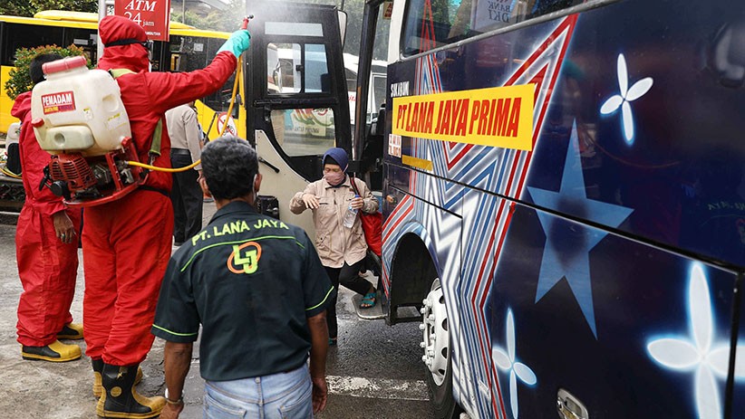 Tiba di Terminal Kampung Rambutan, Pemudik Disemprot Cairan Disinfektan - Bagian 1