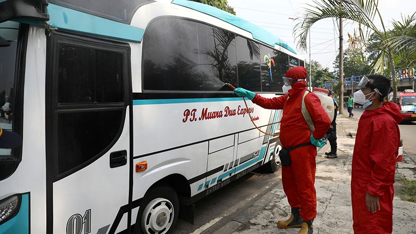 Tiba di Terminal Kampung Rambutan, Pemudik Disemprot Cairan Disinfektan - Bagian 4
