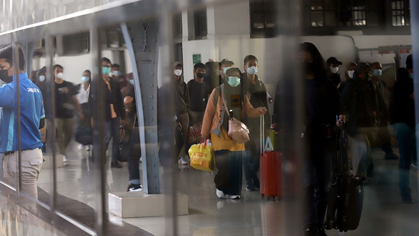 Arus Balik Lebaran, Stasiun Pasar Senen Dipadati Pemudik - Bagian 4